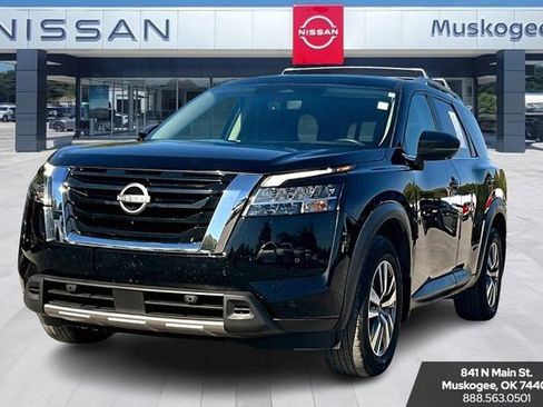 Used 2023 Nissan Pathfinder SL image 3