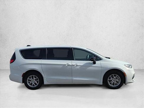 Used 2024 Chrysler Pacifica Touring-L image 4