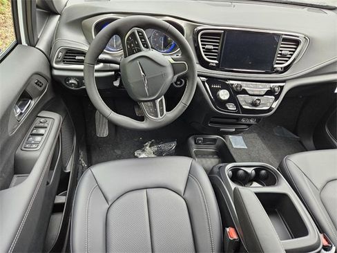 New 2025 Chrysler Pacifica Select image 7