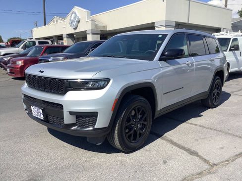Used 2025 Jeep Grand Cherokee L Laredo AWD/4WD image 3
