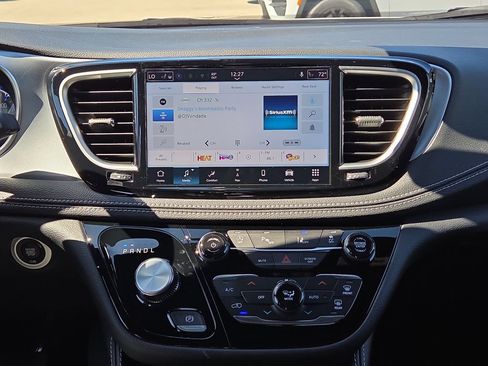 New 2026 Chrysler Pacifica Limited w/ Uconnect Theater Family Group FWD image 19