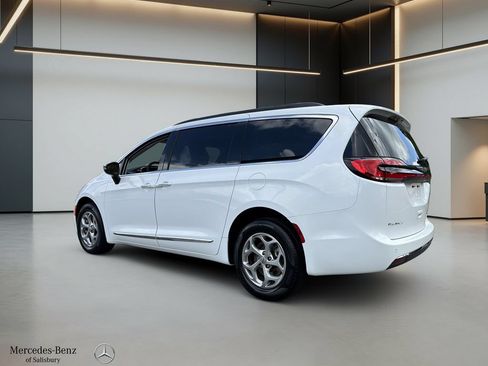 Used 2023 Chrysler Pacifica Limited AWD/4WD image 6