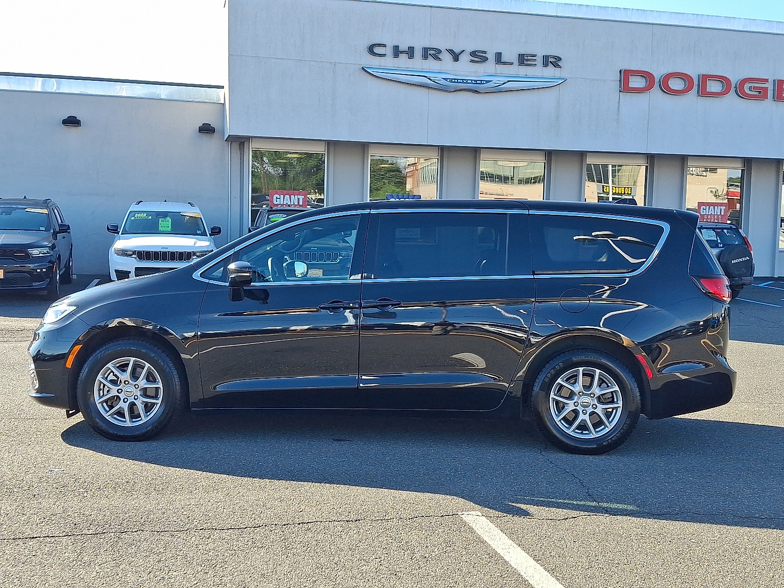 Used 2025 Chrysler Pacifica Select FWD image 4