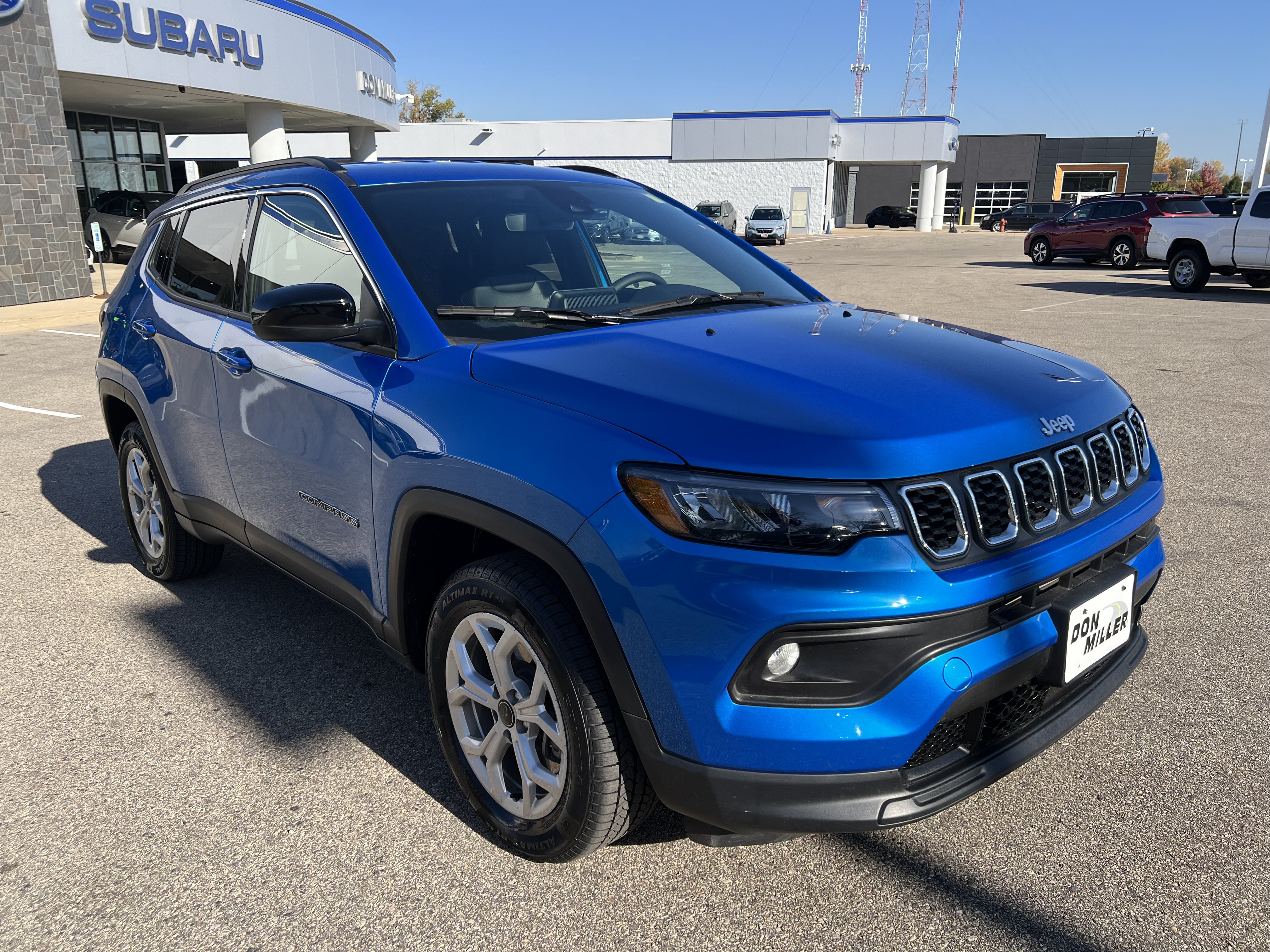 Used 2025 Jeep Compass Latitude AWD/4WD image 1