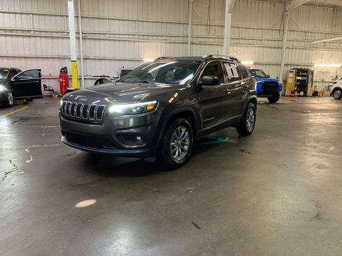 Used 2019 Jeep Cherokee Latitude Plus w/ Comfort/Convenience Group AWD/4WD image 1