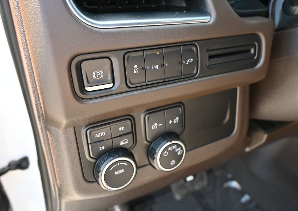 Used 2021 Chevrolet Tahoe LT AWD/4WD image 16