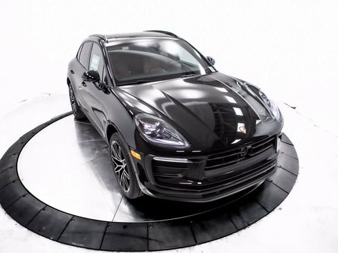 Certified 2025 Porsche Macan image 36