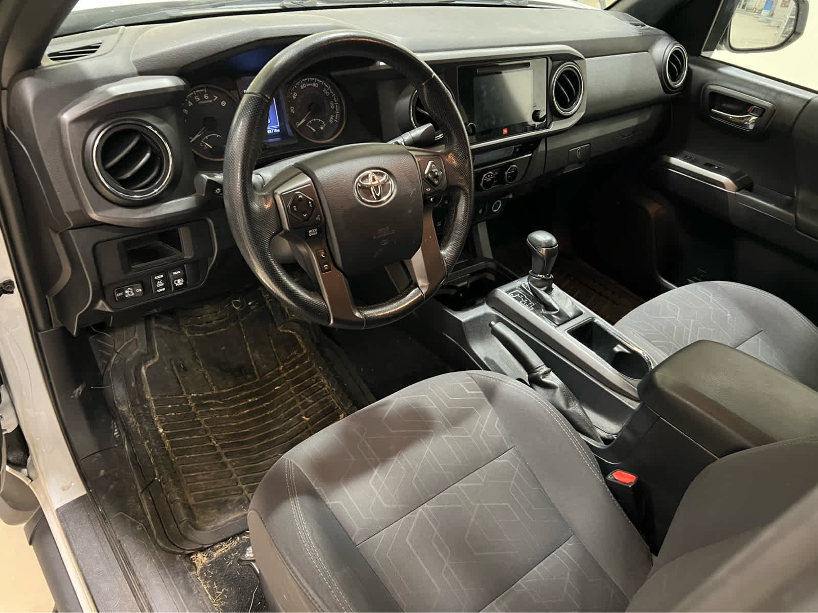 Used 2017 Toyota Tacoma TRD Sport AWD/4WD image 10