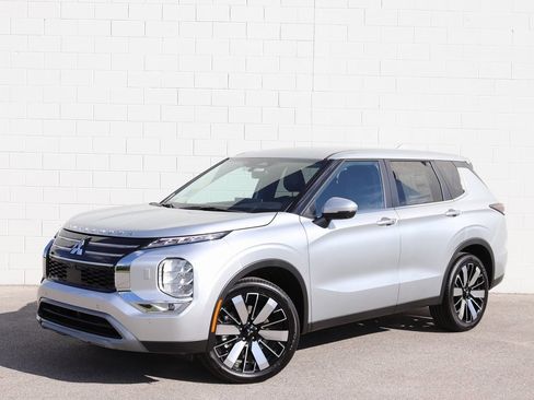 New 2025 Mitsubishi Outlander SE image 24