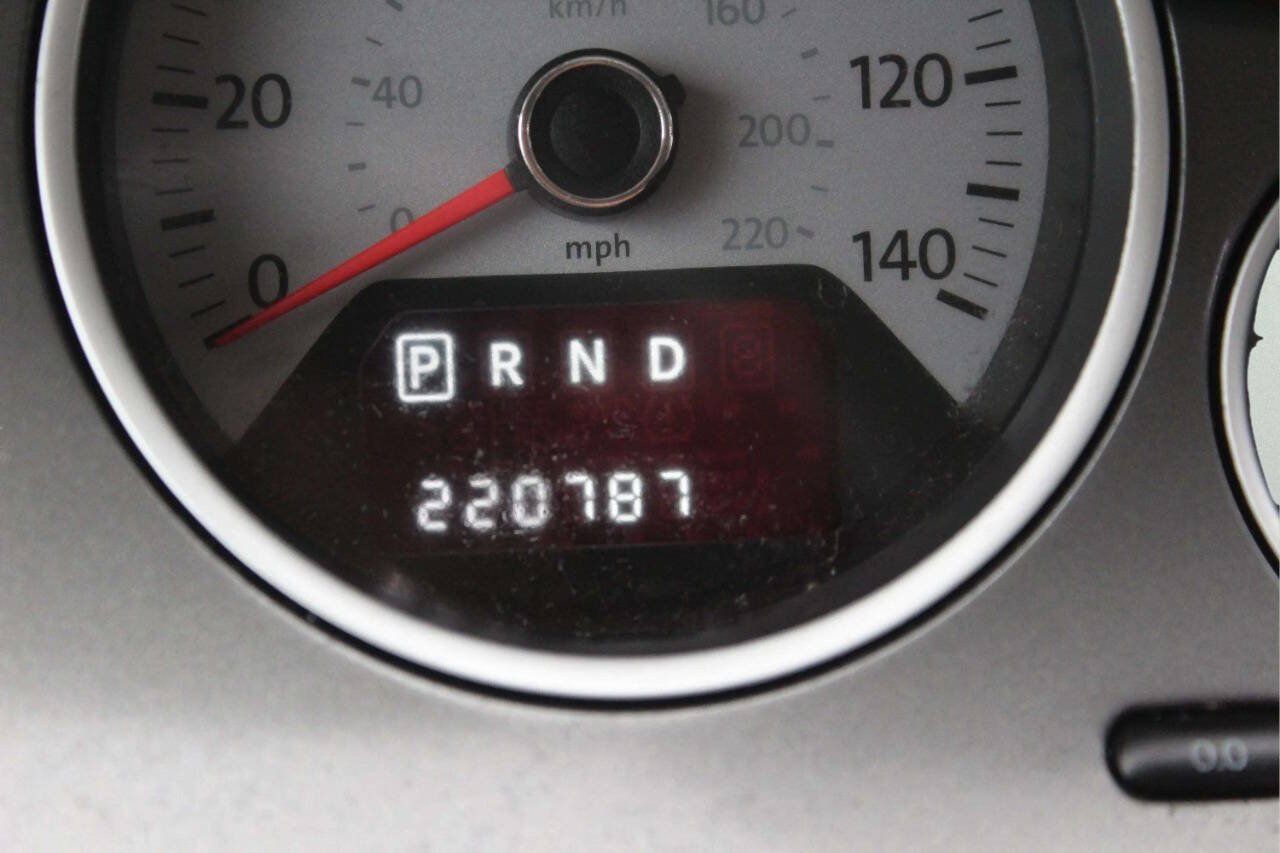 Used 2010 Volkswagen Routan SE FWD image 10