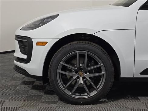 Certified 2025 Porsche Macan image 11