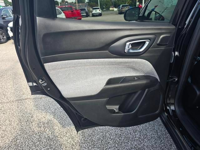 Used 2024 Jeep Compass Latitude w/ Sun and Sound Group AWD/4WD image 14