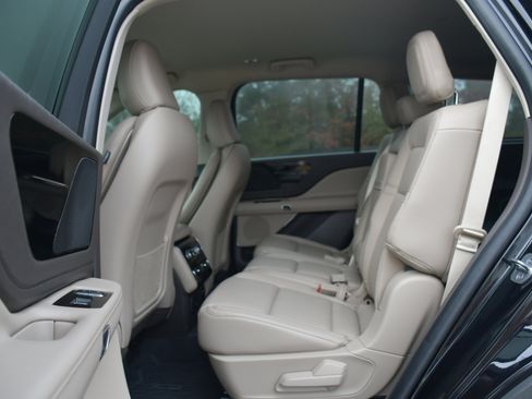 Used 2021 Lincoln Aviator Standard image 17