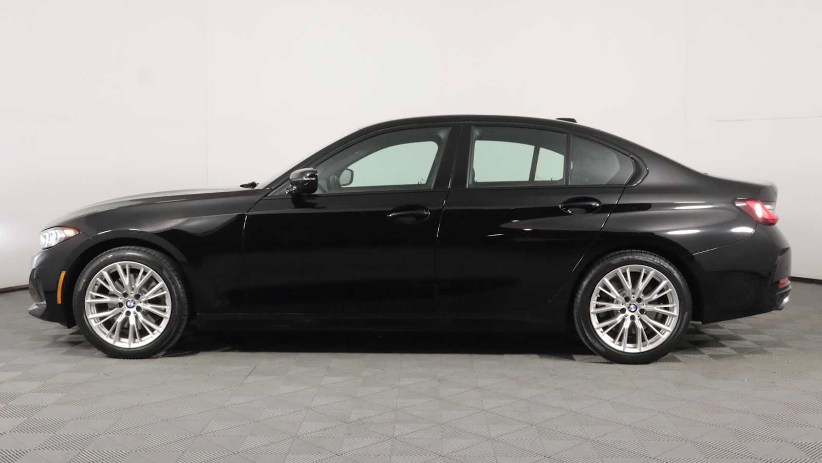 Used 2023 BMW 330i xDrive Sedan w/ Premium Package AWD/4WD image 7