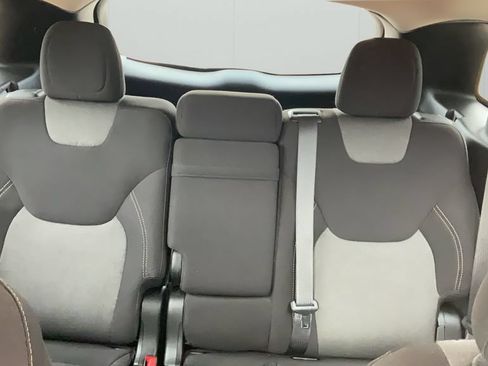 Used 2016 Jeep Cherokee Sport FWD image 39