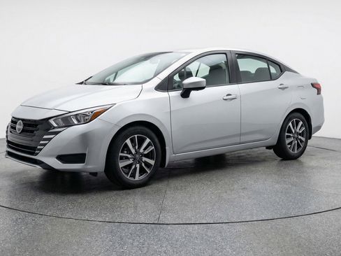 Used 2025 Nissan Versa SV image 3