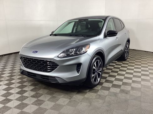 Used 2022 Ford Escape SE w/ SE Sport Appearance Package image 5
