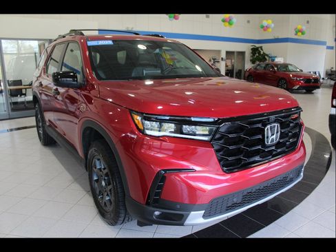 Certified 2025 Honda Pilot TrailSport image 3