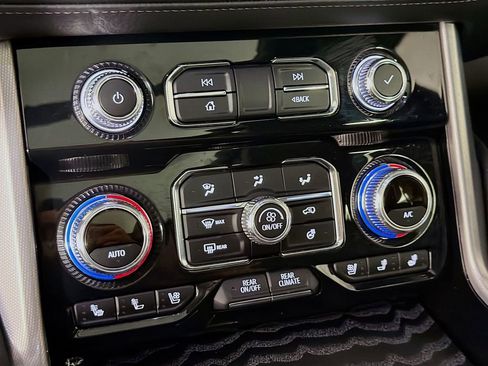 Used 2024 GMC Yukon XL Denali w/ Advanced Technology Package AWD/4WD image 17
