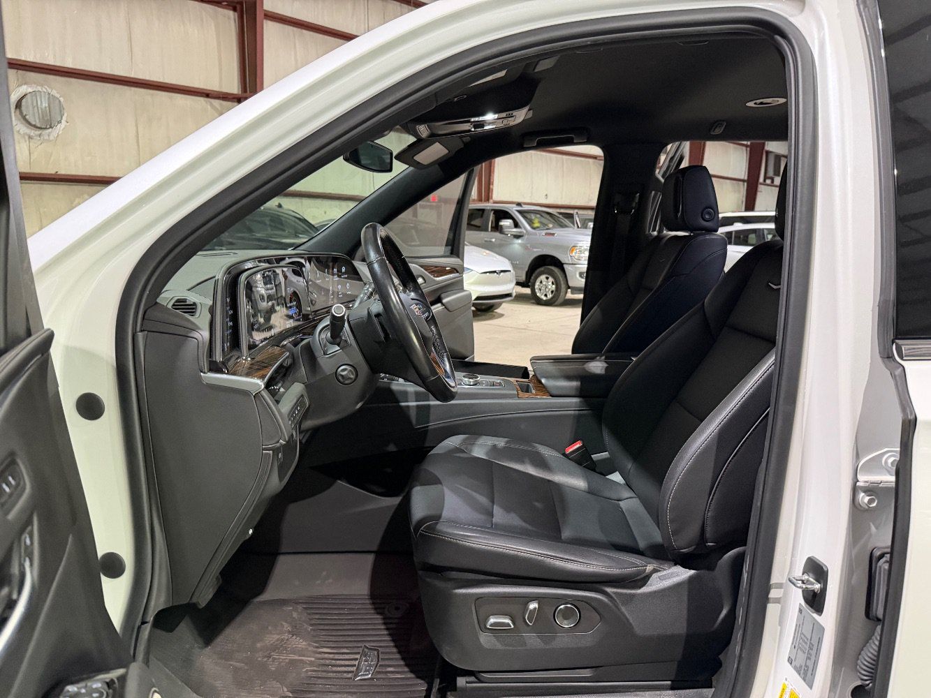 Used 2022 Cadillac Escalade Luxury AWD/4WD image 13