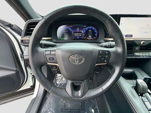 Used 2023 Toyota Crown Limited image 36