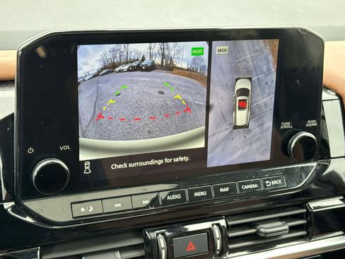 Used 2023 Nissan Pathfinder Platinum image 11