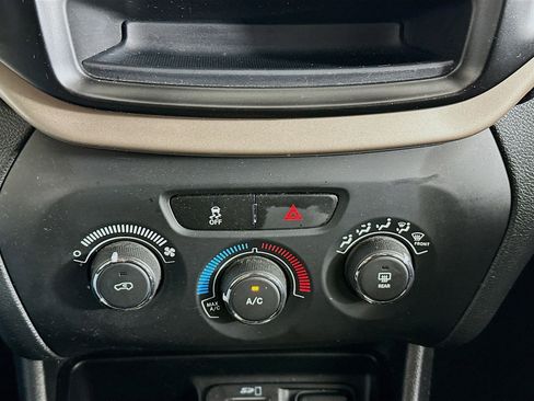 Used 2018 Jeep Cherokee Latitude FWD image 22