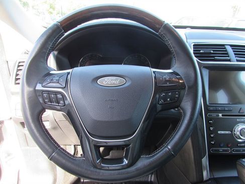 Used 2018 Ford Explorer Platinum AWD/4WD image 16