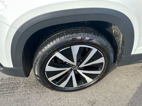 Certified 2022 Volkswagen Taos SE image 2