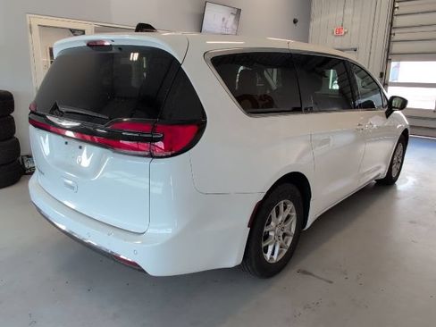 Used 2025 Chrysler Pacifica Select FWD image 5