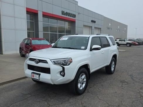 Used 2024 Toyota 4Runner SR5 Premium w/ SR5 Premium Package image 2