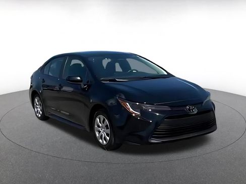 Used 2025 Toyota Corolla LE FWD image 2