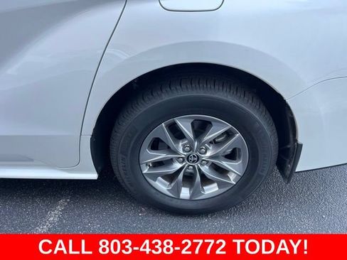 Used 2025 Toyota Sienna XLE FWD image 30