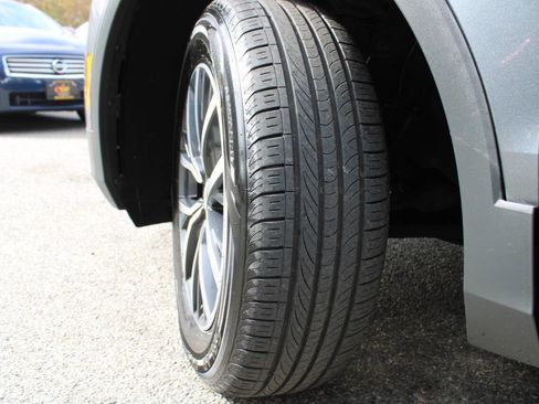 Used 2020 Volkswagen Tiguan SE image 17