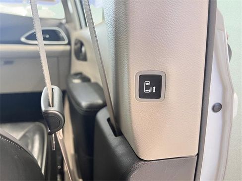 Used 2019 Chrysler Pacifica Limited image 13