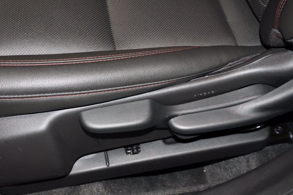 Used 2025 Chevrolet Trax RS FWD image 19