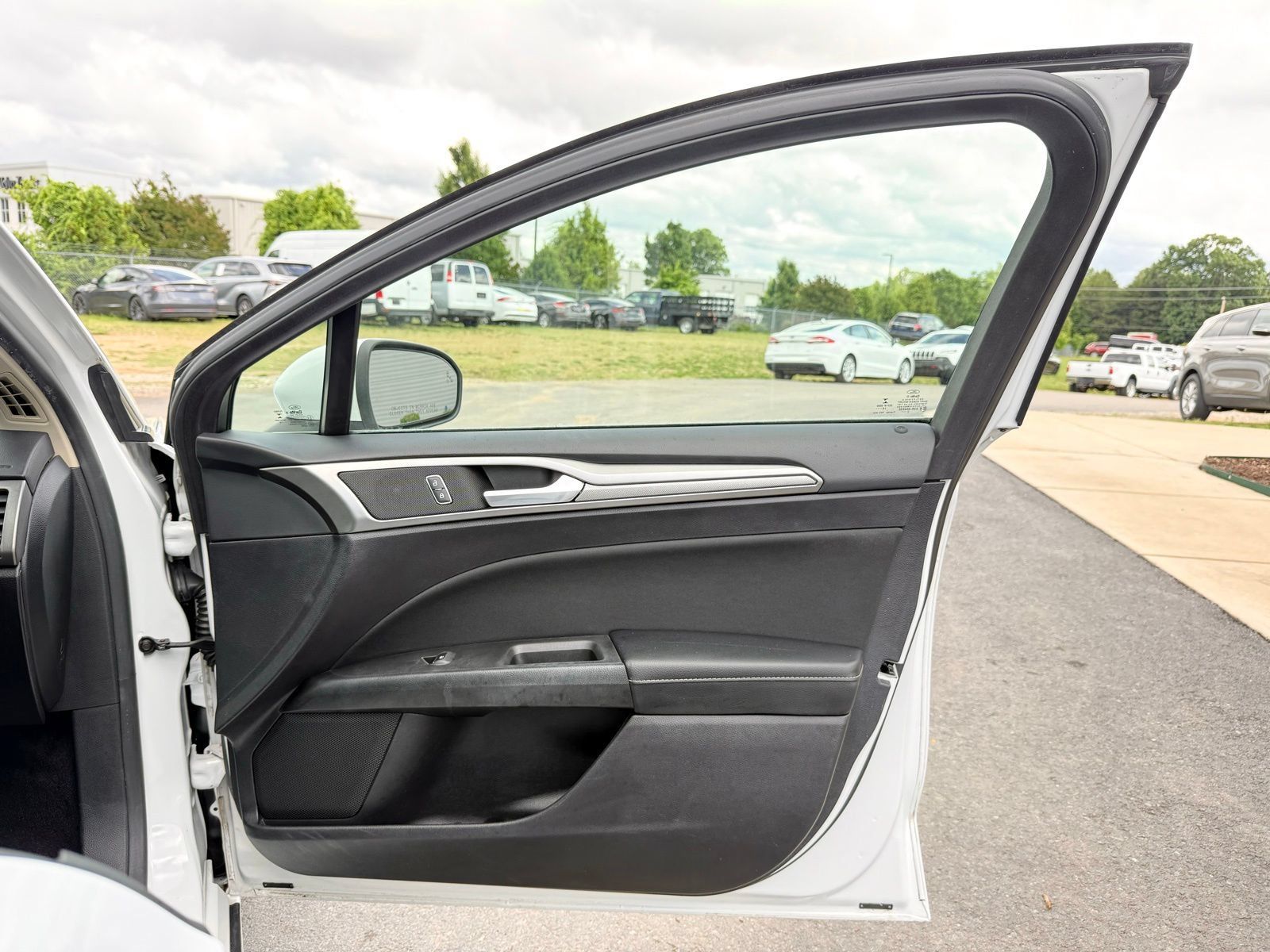 Used 2019 Ford Fusion SE FWD image 19