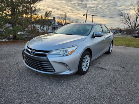 Used 2015 Toyota Camry LE image 2