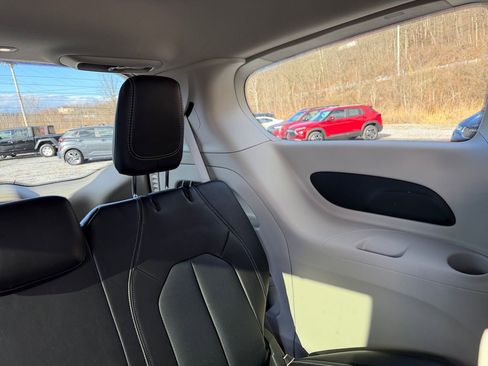 Used 2024 Chrysler Pacifica Touring-L image 24