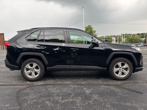 Used 2020 Toyota RAV4 XLE w/ Convenience Package FWD image 17