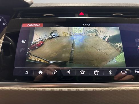 Used 2019 Land Rover Range Rover Velar R-Dynamic SE AWD/4WD image 35