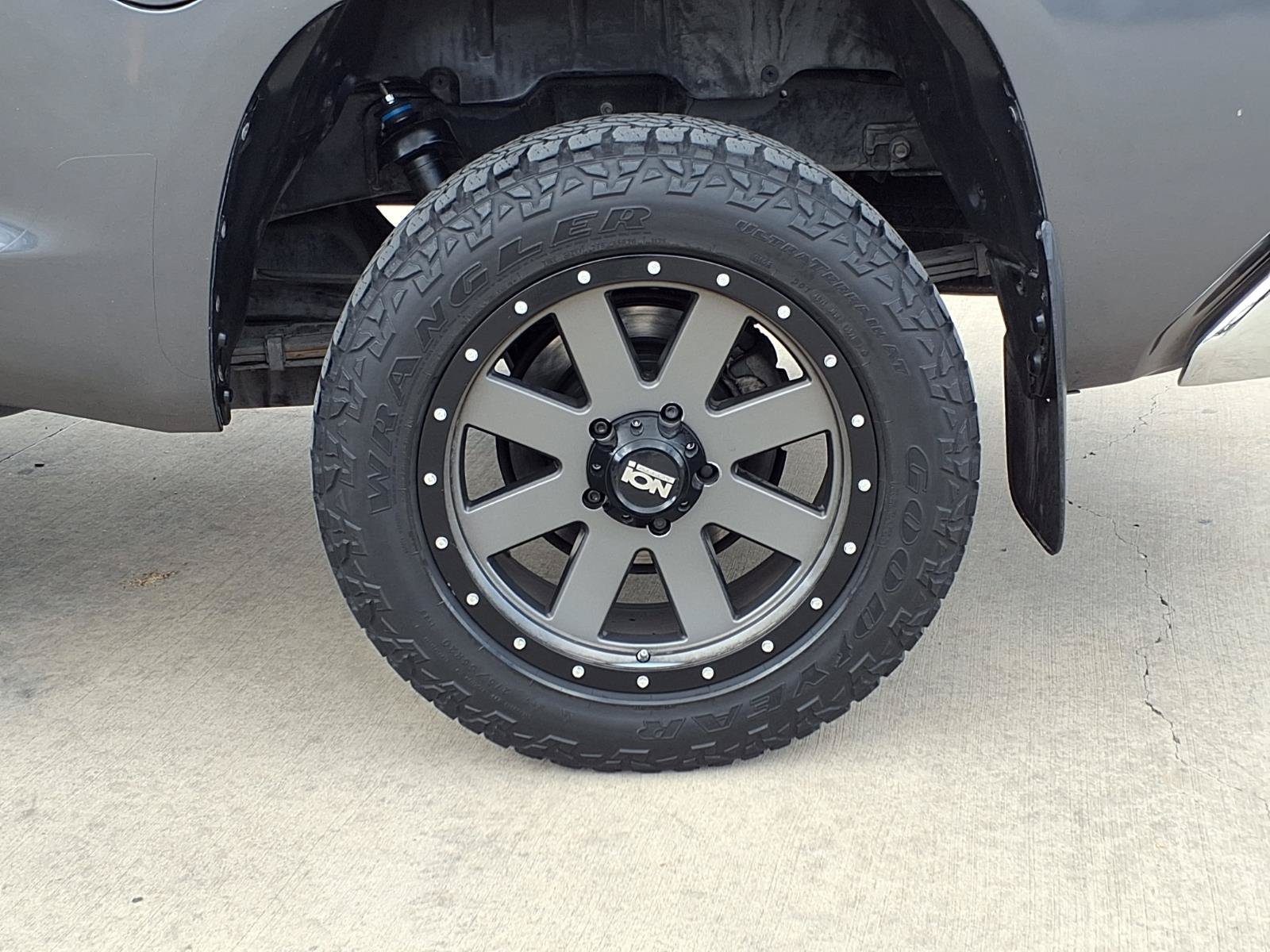 Used 2017 Toyota Tundra SR5 w/ SR5 Upgrade Package AWD/4WD image 9