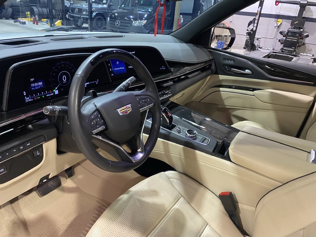 Used 2023 Cadillac Escalade ESV Premium Luxury AWD/4WD image 2