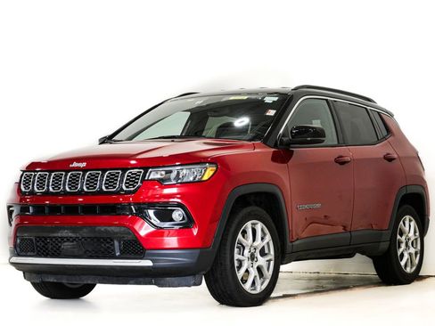 Used 2025 Jeep Compass Limited image 3