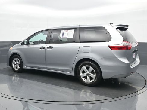 Used 2020 Toyota Sienna L image 4