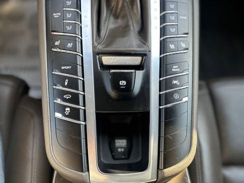 Used 2015 Porsche Macan Turbo image 21