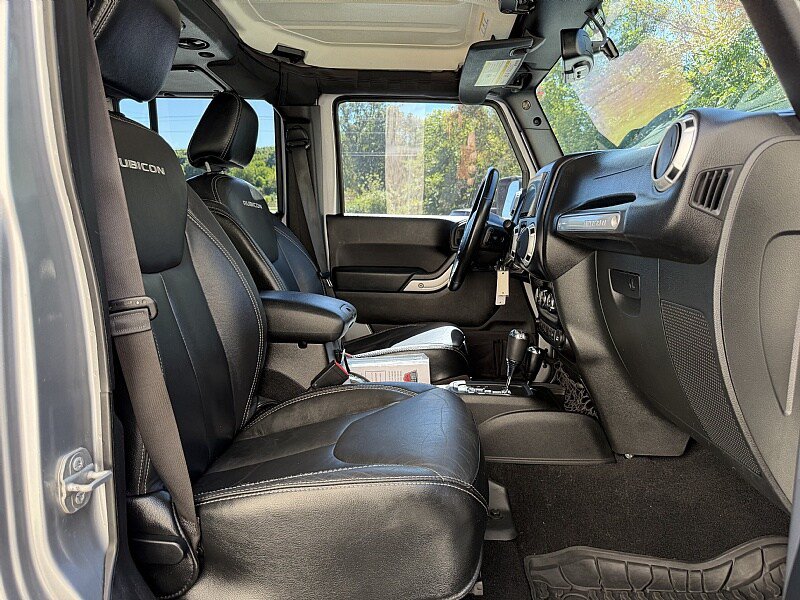 Used 2015 Jeep Wrangler Unlimited Rubicon w/ Connectivity Group AWD/4WD image 20