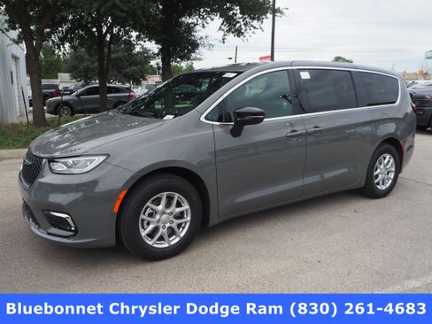 New 2025 Chrysler Pacifica Select w/ Uconnect Theater Family Group image 1