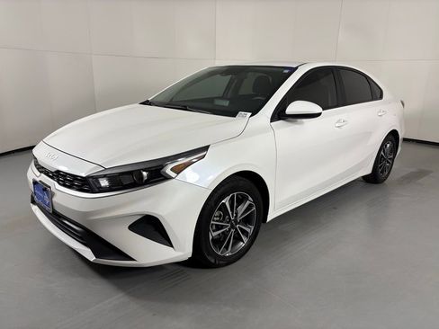 Used 2023 Kia Forte LXS FWD image 4