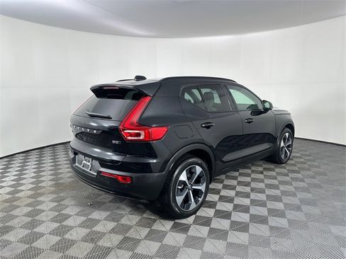 Used 2025 Volvo XC40 B5 Plus w/ Climate Package image 9